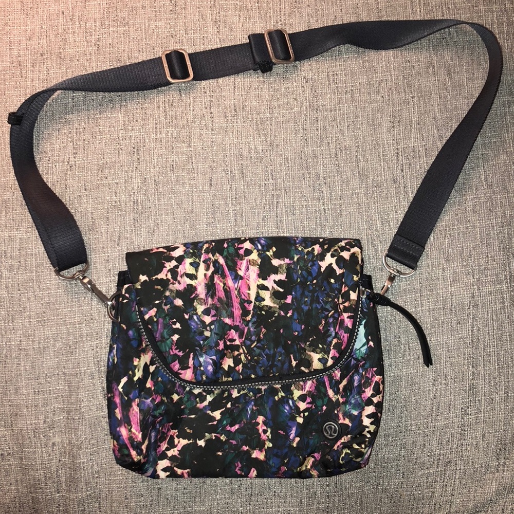Lulu lemon shoulder bag